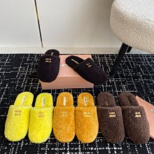Miu Miu 羊毛外套 羊剪絨羊羔毛短顆粒皮草外套 不分年齡顯年輕款 氣質甜美 皮毛一體 質感相當好 趁過季買太划算了 尤其這是黑白基本款 歷史價格詳細信息
