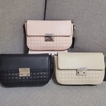 【GUESS】金屬LOGO菱格縫線短夾-綠 歷史價格詳細信息