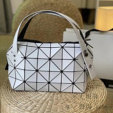 ISSEY MIYAKE 三宅一生 BAOBAO 白色亮面方格6x6手提包 歷史價格詳細信息