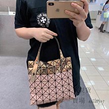 ISSEY MIYAKE 三宅一生 BAOBAO 亮面三角格6x6手提包 (黑色) 歷史價格詳細信息