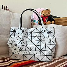 三宅一生 Issey Miyake BAOBAO 7月新款 6x6格拼色 手提包 肩背包 購物袋 淺粉拼色 歷史價格詳細信息