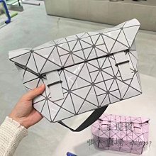 ISSEY MIYAKE 三宅一生 BAOBAO 白色霧面方格4x5小手提包 歷史價格詳細信息