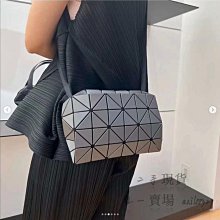 ISSEY MIYAKE 三宅一生 BAOBAO 灰色皮紋三角方格10x10側肩/手提包 歷史價格詳細信息