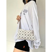 三宅一生 Issey Miyake BAOBAO 小福袋 抽繩 水桶包 肩背包 斜挎包 銀色 免運 歷史價格詳細信息