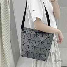 ISSEY MIYAKE 三宅一生 BAOBAO 灰色皮紋三角方格10x10側肩/手提包 歷史價格詳細信息