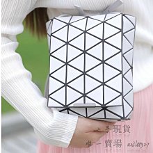 三宅一生白色亮面6×6～免運～ 歷史價格詳細信息