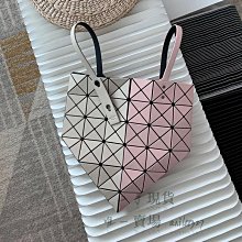 ISSEY MIYAKE 三宅一生 BAOBAO 新款FLIPPER系列亮面三角格附鍊帶零錢包 (GRAY) 歷史價格詳細信息