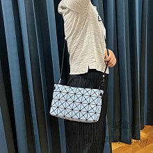 三宅一生 Issey Miyake BAOBAO LOOP系列 豆腐包 單肩包 斜挎包 肩帶可調節 亮面白色 歷史價格詳細信息