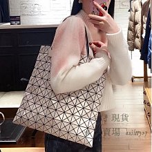 ISSEY MIYAKE 三宅一生 BAOBAO 10x10亮面肩背包-白 歷史價格詳細信息