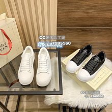 【CC奢侈品工廠】款號F7N0131咖啡色，男女同款化妝包拉鏈開合。咖啡色皮革滾邊細節，銀色飾面金屬。尺寸25cm-17cm 歷史價格詳細信息