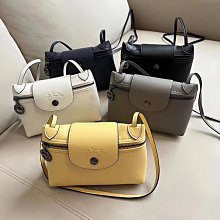 小V私家~ AT 網紅爆款 日常出行 防水尼龍貝殼包 斜背包 單肩包 手機包 小物包 逛街包 2色 (T2022) 歷史價格詳細信息