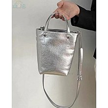 夏天銀色小包包 淩格單肩小挎包斜挎包 鏈條單肩軟皮包包 皮革女包 女2024新款洋氣百搭手提水桶包 時尚逛街包-悅享樂購滿599免運 歷史價格詳細信息