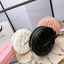 『名品館』Miu*新款輕熟氣質鏈條包 高級感單肩斜挎包 褶皺拉鏈款小方包 經典元素腋下包 衍縫菱格包 手提包0701 歷史價格詳細信息