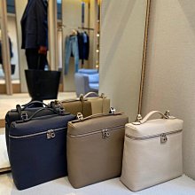 LORO PIANA 意大利優雅經典時尚品牌歐洲富豪名媛貴婦必備最愛 85萬羊毛 Cashmere大衣大型紙袋 歷史價格詳細信息