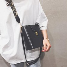 熱賣簡約寬肩帶韓版釹包2024春夏新款時尚燙鉆胸包個XING子母包釹包 歷史價格詳細信息