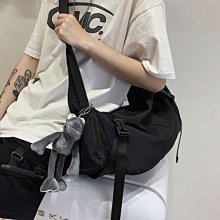 潮牌 包包   男士斜背包余文樂同款潮牌腰包運動胸包男背包 歷史價格詳細信息