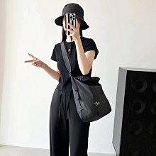 l a d y s 經典格紋紅棕混搭金黃色尼龍肩背手提包。七夾層。長32cm 上寬30cm中寬38cm下寬30cm底12cm。帆布肩背帶長50cm寬2cm 歷史價格詳細信息