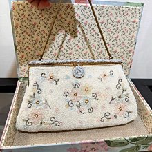 1930年代 瑞士LARDO珍珠母貝鑲花小懷表，表徑35，走時正常。  二手商品不退不換，表在台中。包郵不包稅。 歷史價格詳細信息