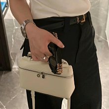 LORO PIANA 意大利優雅經典時尚品牌歐洲富豪名媛貴婦必備最愛 85萬羊毛 Cashmere大衣大型紙袋 歷史價格詳細信息