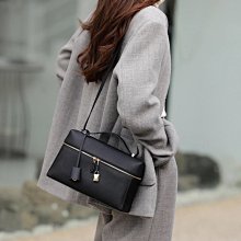 LORO PIANA 意大利優雅經典時尚品牌歐洲富豪名媛貴婦必備最愛 85萬羊毛 Cashmere大衣大型紙袋 歷史價格詳細信息