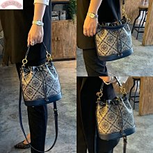 真皮女包2023新款潮流高級質感百搭寬帶斜揹包休閒枕頭包 歷史價格詳細信息