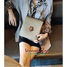 VENESSA~ 時尚爆款軟牛皮水桶包 INS 新款 簡約復古真皮手提包 女の輕奢高級感側背包 逛街包 手機包 2色 (P1809) 歷史價格詳細信息