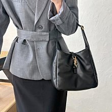 Y*1 liya保齡球行李包 為數不多的可以手拎的通勤包 容量超級大，喜歡大包的姐妹不要錯過 歷史價格詳細信息