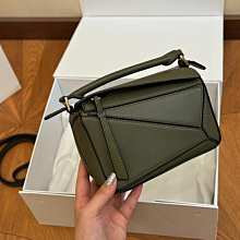 『瑤瑤代購』LOEWE手提包 最新款 頂級貨 原單大牌 時尚百搭優雅通勤福袋包單肩斜挎包造型包42HJ457 歷史價格詳細信息