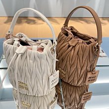 【MIU MIU】小號 凸紋皮革 珍珠灰 黑色 粉色 小皮夾 錢包 銀包 短夾(多款任選) 歷史價格詳細信息