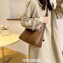 簡約女包 托特包秋季新款女包小眾設計牛仔布寬肩帶斜背包包女夏2022新款潮百搭時尚通勤斜背包--麥包包 歷史價格詳細信息