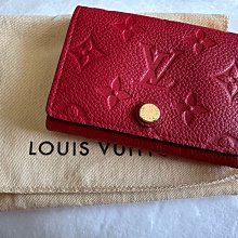 LV*卡夾 翻蓋飾有路易威登銘紋按扣，下設風琴隔層和卡片夾層。精致時尚，成就贈禮佳選。 歷史價格詳細信息
