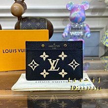 LV*卡夾 翻蓋飾有路易威登銘紋按扣，下設風琴隔層和卡片夾層。精致時尚，成就贈禮佳選。 歷史價格詳細信息