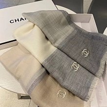 Chanel 香奈兒 圍巾 披肩 菱格羊絨圍巾 & 帽子，超美的絨感～～  91%羊絨加上進口金絲線織就 歷史價格詳細信息