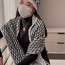 Chanel 香奈兒 圍巾 披肩 菱格羊絨圍巾 & 帽子，超美的絨感～～  91%羊絨加上進口金絲線織就 價格比較,價格查詢,歷史價格詳細信息