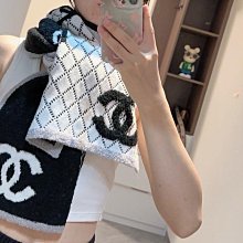 新款cha香圍巾o更是新時代女性的代表絕對是經典風格之一 無論搭配什么色調的大衣都是大氣時尚尺寸：32*180面料:   羊絨顏色：黑色明星大牌同款秋冬 歷史價格詳細信息