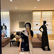 新款cha香圍巾o更是新時代女性的代表絕對是經典風格之一 無論搭配什么色調的大衣都是大氣時尚尺寸：32*180面料:   羊絨顏色：黑色明星大牌同款秋冬 歷史價格詳細信息