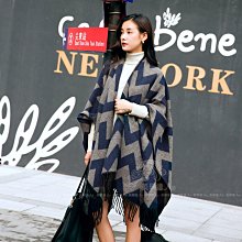 披肩圍巾披風絲巾脖圍領巾方巾頭巾春秋冬新款百搭歐美日韓走秀黑色氣質仿羊毛加厚線條斗篷~SC3041 歷史價格詳細信息