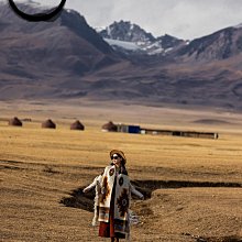 【鈷藍家】異域民族提花織布毛球水桶包 原創設計毛球流蘇裝飾單肩斜背包包 去有風的地方 復古旅行民族風單肩包 歷史價格詳細信息