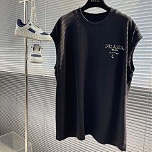 Prada T恤 上衣 貼膚舒適，耐看又好穿，經典簡約logo設計，極簡主義百搭造型單品高級又時髦 歷史價格詳細信息