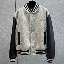 LV外套 立領空氣層 超帥噴花紋潮流新品 專櫃熱賣款 不俗氣時尚百搭款M-3XL版型完美 舒服百搭實穿 歷史價格詳細信息