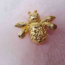 【戴大花2】VINTAGE  金色  細緻扭節葉片   紋路 綠色萊茵點綴 美品別針/絲巾夾    #B248 歷史價格詳細信息