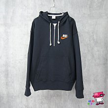 球鞋補習班 NIKE NSW T-SHIRT 塗鴉 白色 深藍LOGO 棉質 短袖 TEE 男女 DR7810-100 歷史價格詳細信息