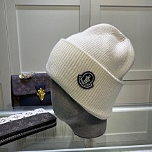 蒙口moncler寬松連帽刺繡羽絨外套 夾克 大衣，前內里門襟字母繡花、收口織帶袖、新款潮流連帽羽絨，男女同款。 歷史價格詳細信息