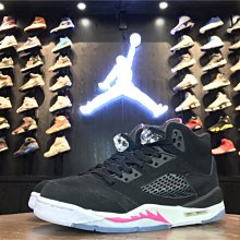 Air Jordan 5 Satin “Bred” 以經典的黑紅色調裝點，鞋面完全輔以黑色絲綢材質，帶來與皮革版本不壹樣 歷史價格詳細信息