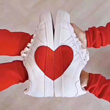 Adidas 紅+白色單斜肩背包,底寬度27*11cm,高度31cm,有使用痕跡.出清大降價 歷史價格詳細信息