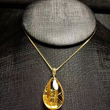 天然鈦晶水滴吊墜 寬板鈦晶 髮絲粗又順，顏色金黃，尺寸約15.8*11.7*8.9mm 此物屬高檔貨 售出不退換 歷史價格詳細信息