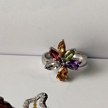 【開運如意閣】造型水晶戒指-鑲A級晶透黃水晶.紫水.紅石榴-銀K-國際圍12內徑17.5mm-正面最寬約11mm(2盒7) 歷史價格詳細信息