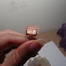 玫瑰藤水晶戒指(粉) 以線條勾勒出玫瑰藤蔓曲線之美，金屬鑲上眾多水鑽＃223粉紅玫瑰與 #001白鑽 歷史價格詳細信息