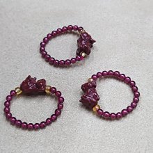 【gigi靓亮屋】石榴石圓珠+紫硃砂貔貅造型戒指 紫牙烏石榴石串珠戒圍彈性絲線 價格比較,價格查詢,歷史價格詳細信息