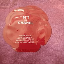 香奈兒  2024春夏最新款時尚圓領短袖T恤，絲光棉面料，上身涼爽，貼膚舒適，吸汗透氣，耐看又好穿，logo徽章定位印花，，型男必 NO28383 歷史價格詳細信息